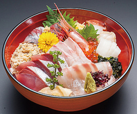 気軽に楽しめる海鮮、天丼などの丼物、一品料理が充実