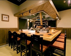 炉端焼きの豪快な調理風景を目の前で楽しめる特等席です！炎が上がる迫力や香ばしい香りは、カウンター席ならではの醍醐味。お一人様やデート、少人数でのご利用に最適で、職人の技を間近で見ながらお食事を楽しめます。