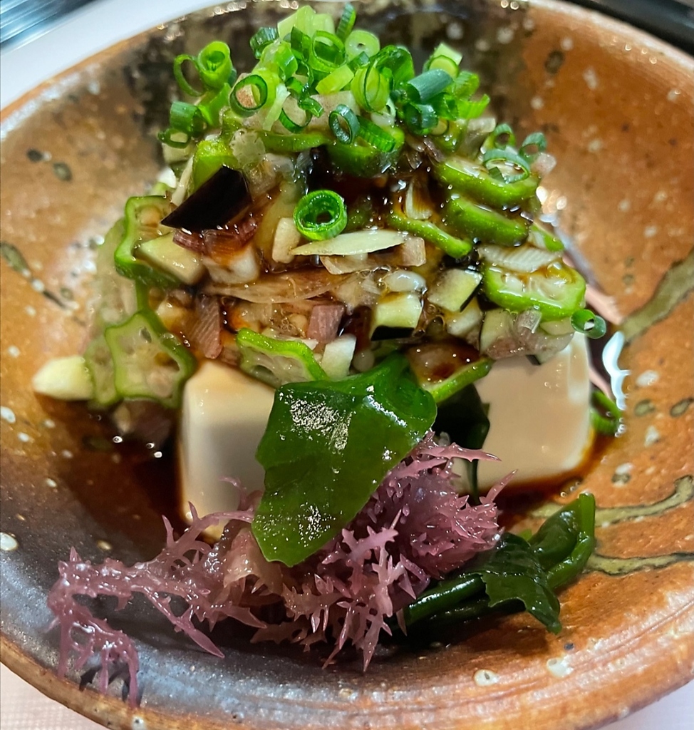 香味野菜をやさしい味付けで豆腐に乗せた山形名物のだし豆腐もご提供しております。620円（税込）