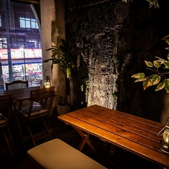 お店右側のテーブル席。少人数利用も、大人数様のでご利用も○　【歓送迎会/飲み放題が充実の居酒屋】