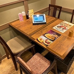 【2名様掛けテーブル席】お買い物中のお食事や、休日にお友達同士でのランチなど、どなたでもお気軽にご利用いただける2人掛けのテーブル席♪ご利用に合わせてお席にご案内いたしますのでお気軽にご相談下さいませ。