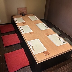 1階にございます掘りごたつのお席は、2名様から5名様での小規模なお集まりにもご利用いただけます。足を伸ばしてリラックスできるため、親しいご友人同士の女子会やちょっとしたお食事会にも大変おすすめです。居心地の良い空間の中で、美味しい料理とお好みのドリンクを囲みながら楽しい会話に華を咲かせてください。