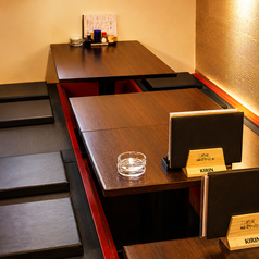 木の温もりが心地よい広めの座敷席は、友人同士の飲み会や女子会などグループでのご利用に最適です。テーブルを囲んで美味しい料理を楽しめば、自然と笑顔が溢れ会話も弾みます♪お座席なので、長時間座っていても疲れにくいので、時間を忘れて楽しいお食事を存分にご堪能ください!