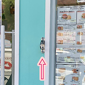 店舗入り口横にわんちゃんのリードかけをご用意！散歩中にtakeout利用をされる方も安心してご利用していただけます♪