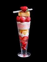 旬の煌めきを重ねて、贅沢を味わういちごパフェ