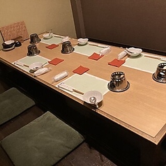 1階の掘りごたつのお席は、カップルでのデートにもおすすめです。それぞれのテーブルの間にはすだれを設置しておりますので、周りの視線を気にすることなく半個室風のプライベートな感覚でご飲食をお楽しみいただけます。落ち着いた雰囲気の中で、お二人だけの特別なひとときをどうぞごゆっくりとお過ごしください。