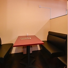 当店では、4名様用の半個室空間をご用意しています。プライベート空間でお食事を楽しむことができ、家族や女子会、宴会など、特別な時間を過ごすのにぴったりです。落ち着いた雰囲気の中で、心温まるひとときをお過ごしください。