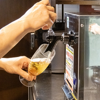 昔ながらのサーバーで丁寧に注がれる生ビール