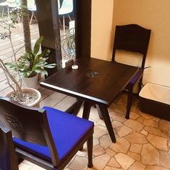 二人掛け用のテーブルです！バリ島の職人さんのハンドメイドで味があります！