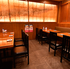 【2～16名様までOK】お席はご利用人数に応じてレイアウト変更が可能です。ご宴会やお集まりに最適な空間をご用意しております。お席の詳細など、ご不明点がございましたらお気軽にお問い合わせください！