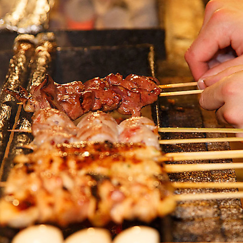 備長炭で香ばしく焼き上げた焼鳥は、外はパリッと中はふっくら。旨味が広がる自慢の一串です。