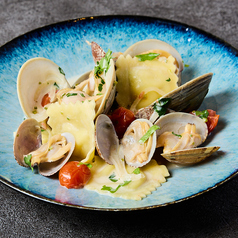 白ハマグリとアサリのマリニエール～チーズのラビオリ添え～
