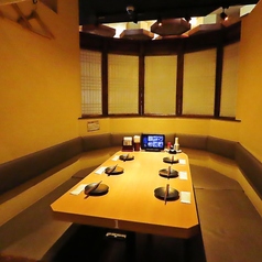 誕生日会や女子会、合コンなどにおすすめの6名様用個室です。完全個室や半個室は人気のお席となっておりますので、ご利用をお希望のお客様はお早めにご予約ください！