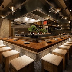 炉端焼きのライブ感を五感で楽しめる、開放感あふれるオープンキッチン。立ち上る炎と香り、響く調理の音が、食事を特別な体験へと引き上げます。