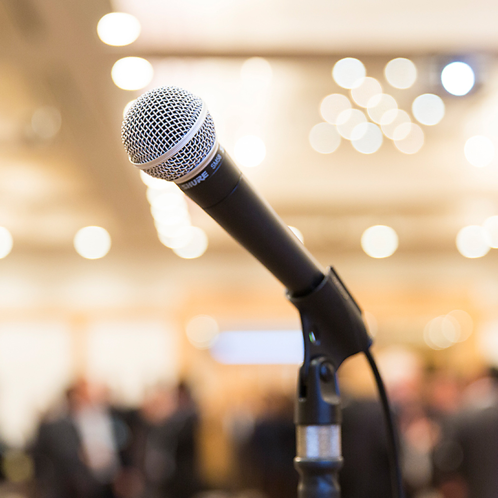 マイクやマイクスタンド、プロジェクターなどの設備も充実しています