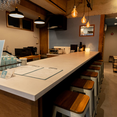 柔らかな電球色が灯る店内は、ブルーの壁がアクセントのモダンで落ち着いた空間。開放的なカウンター席は、お一人様での贅沢なひとときや、大切な方としっとり語り合うデートに最適です。都会の喧騒を忘れさせてくれる隠れ家のような雰囲気の中で、日常を彩る特別な時間をお過ごしください。