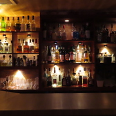 店内は全席喫煙可能となっております◎お酒を嗜みながら、お席でゆっくりとタバコをお楽しみいただける空間です。愛煙家のお客様にも気兼ねなくリラックスしていただけるよう、換気等にも配慮しながら落ち着いた雰囲気づくりを心がけております。