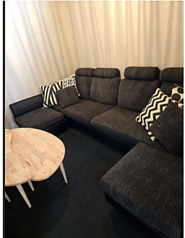 1Fのキッチンの奥には、ソファーをご用意した奥部屋がございます。クッション付きのソファーで、ゆったりとリラックスしてお過ごしいただけます。黒い壁が、落ち着いたシックな空間を演出しています。6~7名様までご利用可能となっております。広々としたお席で、ゆっくりと楽しいお時間をお過ごしくださいませ♪