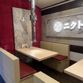ゆったりとお食事ができる高級感のあるテーブル席6席x2をご用意しております◎ベンチシートなのでとても座り心地もいいです。ご家族での食事や、大切な方との会食などにも幅広いシーンでご利用ください