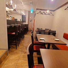 心地よい雰囲気の中で会話を楽しむのお食事に最適です。女子会や特別なデートにもぴったりで、素敵なひとときを演出します。友人との楽しい食事をぜひお楽しみください。