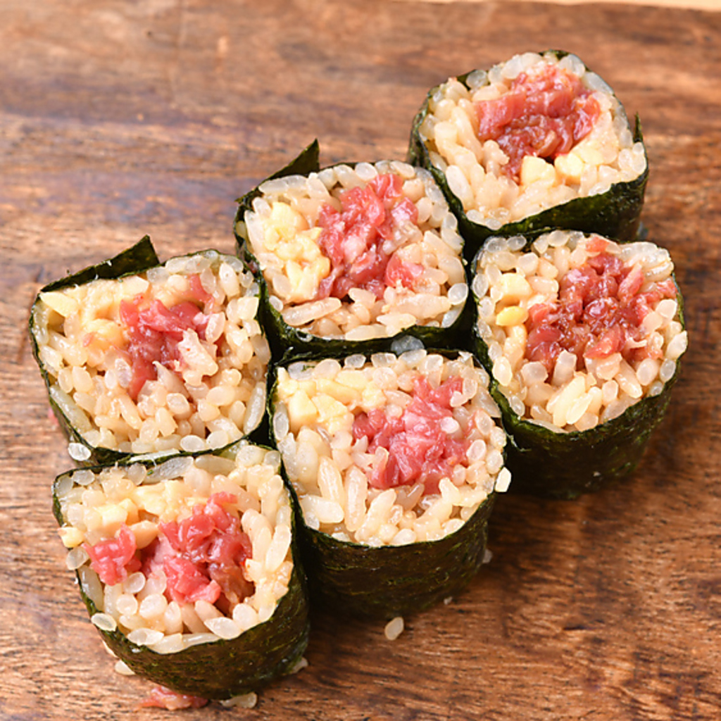 すさび湯でしか食べられない創作寿司！　ユッケ納豆巻き