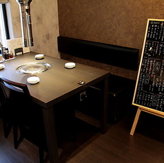 4名様がけテーブル席はちょっとした会合や、日曜はお昼から営業しているためママ友会などにもおすすめです。