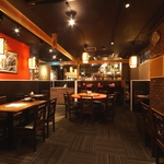 テーブル席がメインの広々店内※写真は系列店の店内です。