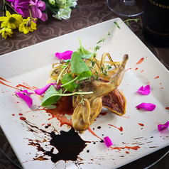 コース料理をランチやディナーで楽しめる。