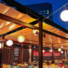 梅田の夜空にきらめく光を眺めながら、冬ならではの穏やかな時間が流れます。都会の真ん中で、少しだけ非日常を感じられるあたたかな場所―「うめだ一丁目スカイビア」で心ほどけるひとときを。