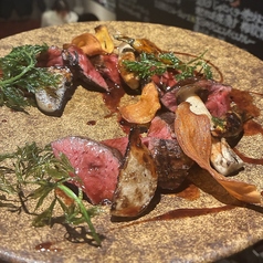 炭火熟成 牛の赤身ステーキ 生胡椒入りルージュソース(150g)
