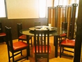 様々なタイプの席を用意☆テーブル席、円卓、個室など様々な席を用意している。人数に合わせ席を調整してくれる。　