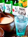 美味しいマッコリやチャスミル等、魅力的な韓国のお酒たちが並ぶ。贅沢で楽しいひとときを味わって★