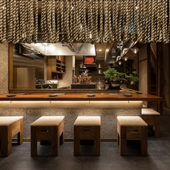 カウンター席では、目の前で繰り広げられる職人の手さばきを間近で体感。握りのリズム、炙りの音、料理人との会話、すべてが一皿の味わいに繋がります。