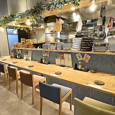 【明るく雰囲気の良いカウンター】気兼ねなく楽しめるカウンター席◎お席からのご注文もご遠慮なくどうぞ♪モバイルオーダー完備です◎気兼ねなく楽しめるカウンター席◎お席からのご注文もご遠慮なくどうぞ♪