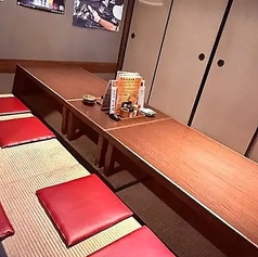 【8名~10名掛お座敷席】8名様~10名様がご利用いただける個室です。打ち上げや様々なイベントのお疲れ様会などワイワイ楽しくお過ごしください。隣の個室と結合して、最大20名様対応となり、ご接待や部署の宴会などにご利用いただけます。
