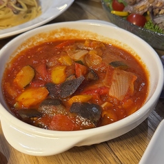 季節の煮込み料理 (季節に合わせた味わいを楽しむ、あたたかな煮込みの一皿)