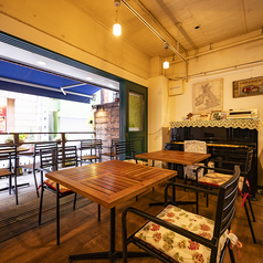 営業時間外は会場貸しも可能。お洒落な店内でプライベートな集まりやパーティーをお楽しみいただけます。プロジェクターやピアノ、DJ機材も揃っているため、用途は無限大！会社宴会や懇親会、同窓会にもぴったりのロケーションです。