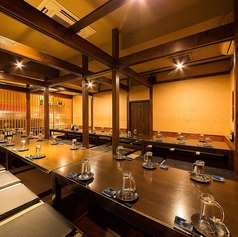 最大46名様までご利用いただける掘りごたつの個室席です。各種お集まりや季節のご宴会に最適な飲み放題コースも多数ご用意しておりますので、幹事様もご安心してご利用いただけます♪冬の季節は忘年会・新年会、春や夏には歓送迎会など幅広い宴会シーンでご好評いただいております！