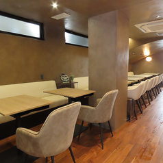 店内は非日常的な空間で、大切なデートからお仕事帰りの飲み会まで多くのシーンに最適です。