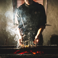 目の前で焼きあげる本格炭火焼き鳥は食欲そそる絶品料理