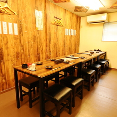 ≪2Fテーブル≫2階のお席です。8名～12名席。横並びで飲食をお楽しみ頂けます。スタッフ常駐でドリンク提供もスムーズです。