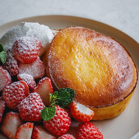 名物チーズパンケーキをはじめ、こだわりメニューと新空間で、特別なひとときを。