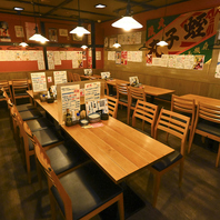 テーブルで料理を囲んで宴会OK！