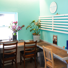 カウンターは2席ご用意しております。ゆっくりお寛ぎくださいませ。