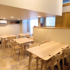 2名用のテーブル席は、デートや親しい友人との食事にぴったりの落ち着いた雰囲気を提供します。コンパクトでありながら、ゆったりとした空間が確保されており、会話を楽しみながら食事を堪能できます。プライベート感があり、特別な時間を過ごすのに理想的な席です。シンプルでありながら、心地よい空間が魅力です。