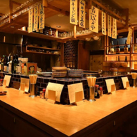 昔ながらの居酒屋らしい“コの字”カウンター
