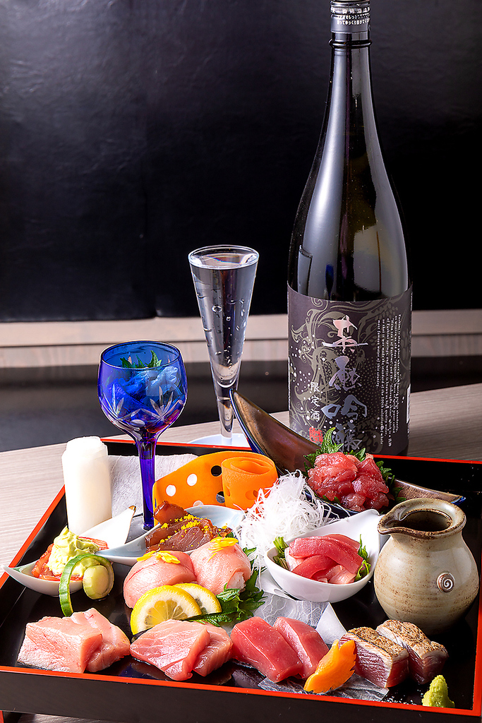 本鮪×地酒　　名物【鮪玉手箱】本鮪10種盛り1人前980円　地酒は月替わり約40種全て1杯500円