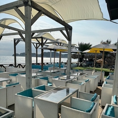 ＜★ホワイトカラーのBOX席は予約必須★＞夏のビーチに映えるホワイトカラーのボックス席！曜日によってはご予約やご利用のお客様も多くいらっしゃる為、ご希望の場合はお早めにご予約をお願い致します。