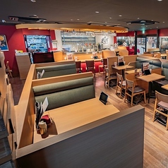 テーブル【少人数～大人数宴会OK◎】ヱビスバー・ザ・グリルなんばCITY店は、少人数はもちろん4名様以上の団体様のご利用が可能です。席のみご予約もOKです。