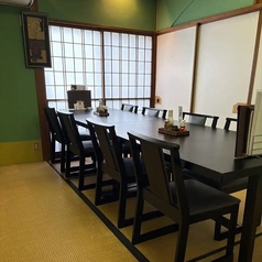 【個室】テーブル席×3部屋・お座敷席×1部屋、最大28名様までご利用いただけます。ふすまの扉で仕切られた上がり座敷の個室となっております。接待といった大切なビジネスシーンやお子様連れのお客様に人気のお部屋となっております。